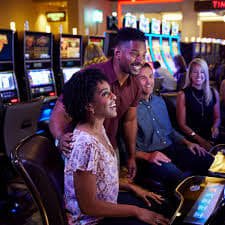 cuanunited Live Sic Bo dealer studio with three dice and betting interface